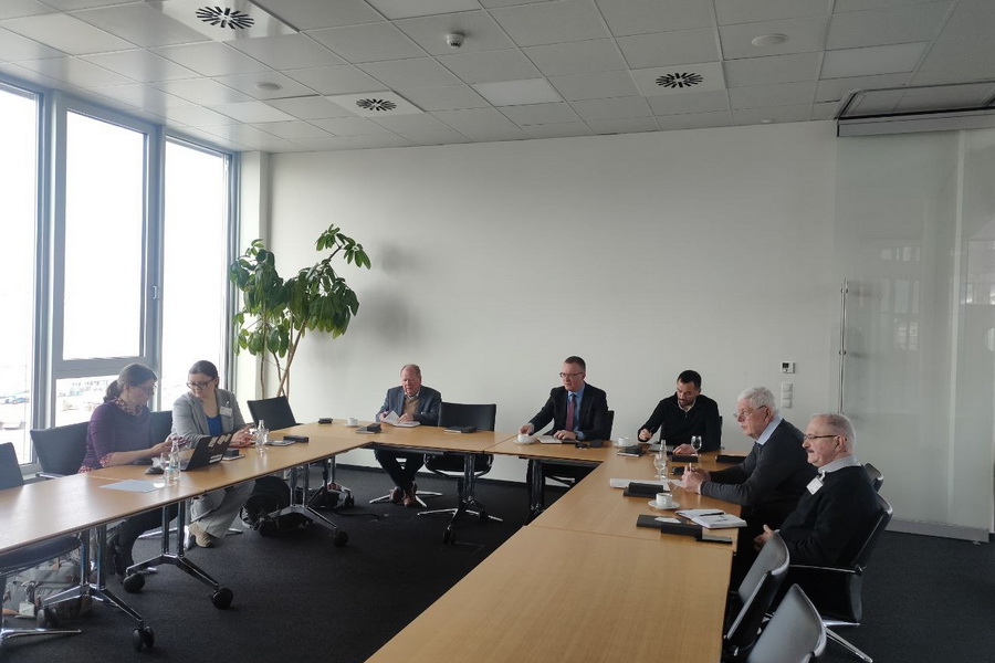 photo 5458709241020928932 y